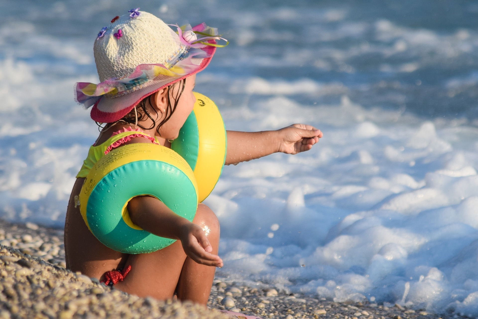 IDZIEMY NA PLAŻĘ – MODNE STYLIZACJE DLA MALUSZKA NA WAKACJE